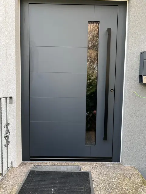 Anthrazitfarbene Haustür mit Lichtausschnitt