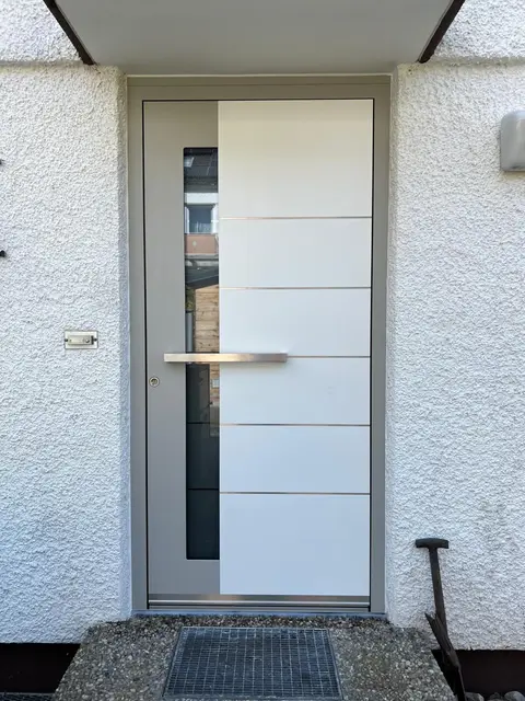 Weiße Haustür mit Glasstreifen und Edelstahlgriff