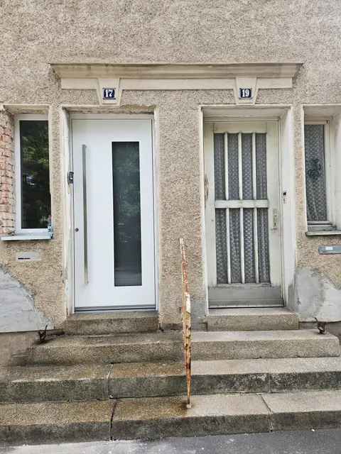 Weiße Haustür mit Glasfeld an einem Altbau